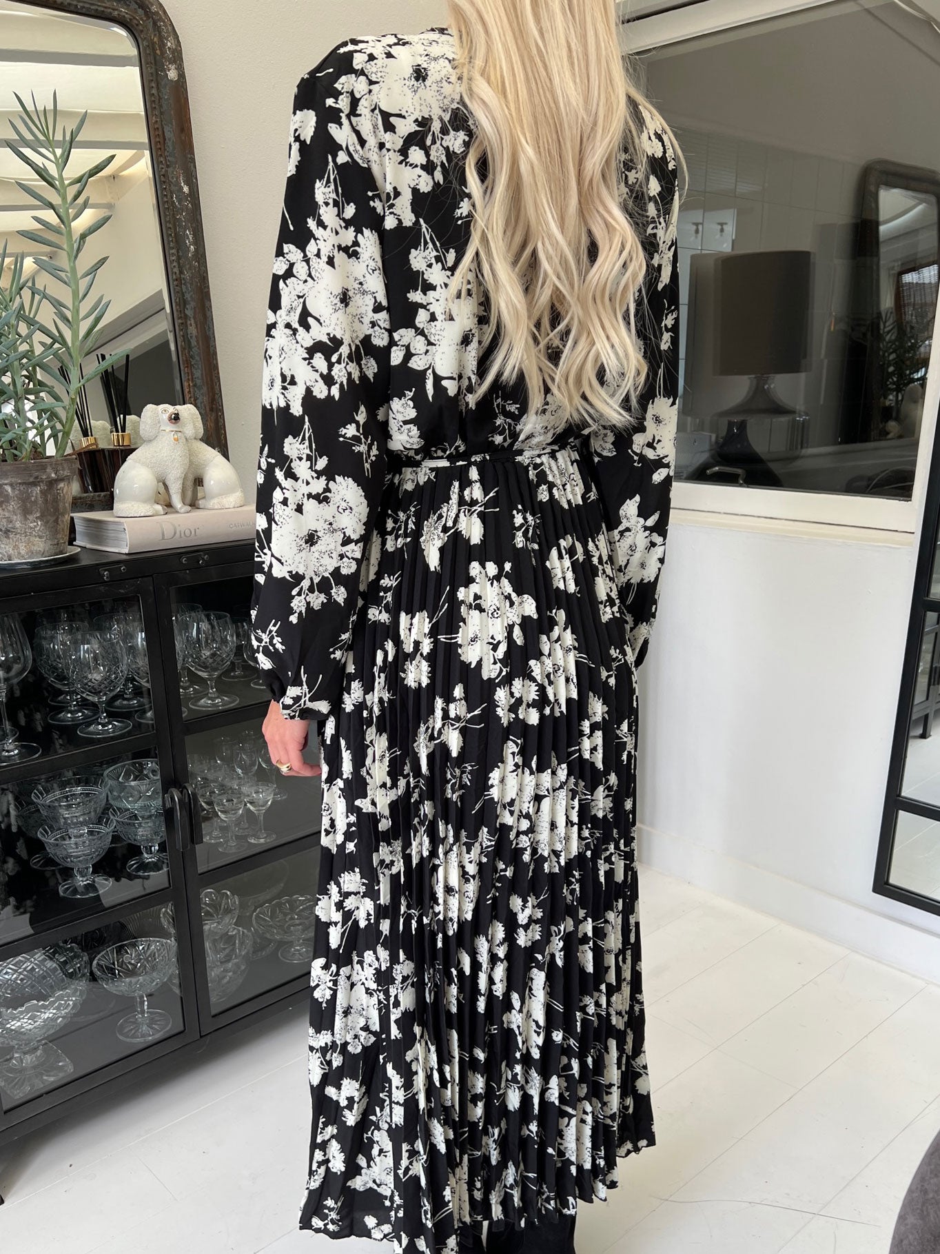 Marcella - Lang plus size kjole med plisseret skørt